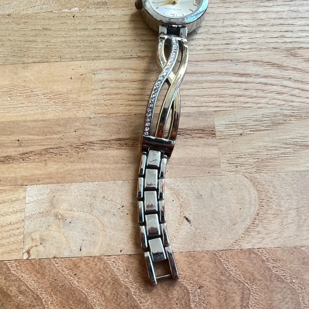 Kim rogers ladies silver tone fashion bracelet watch NEW BATTERY